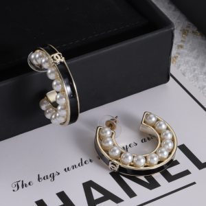 Semi-circular black full pearl earrings
