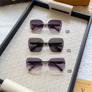 Women’s fashionable large frame sunglasses